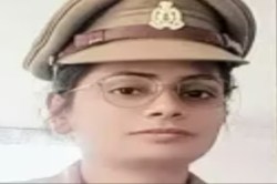 Ghaziabad News: आवारा कुत्ते को बचाने के चक्कर में महिला दरोगा के सिर में लगी
चोट; मौत के बाद परिवार में पसरा मातम - image
