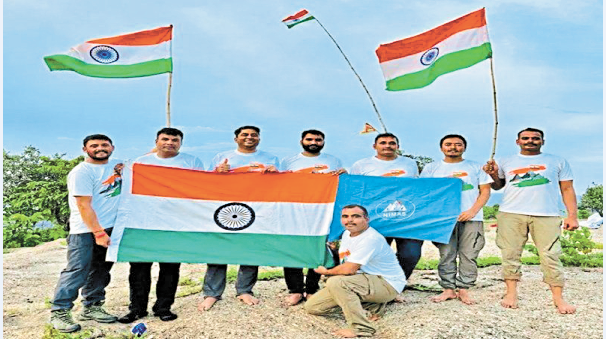 देश-विदेश की ऊंची चोटियों पर फहराया तिरंगा (फोटो सोर्स- पत्रिका)
