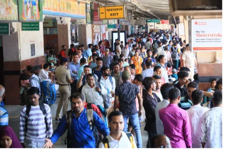 ट्रेन में सीट मिलने की जद्दोजहद में यात्री, पत्रिका फोटो