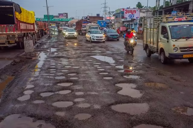 जयपुर में बारिश से छलनी सड़कें,पत्रिका फोटो