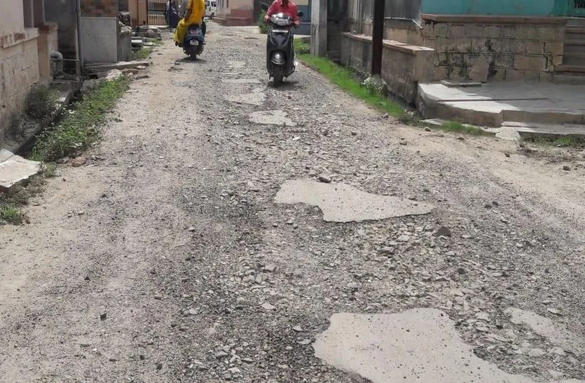  टूटी सड़कों पर सफर हो रहा मुश्किल,पत्रिका फोटो