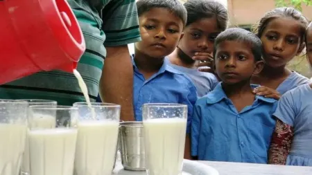 बाल गोपाल को दूध मिलने का इंतजार, पत्रिका फोटो