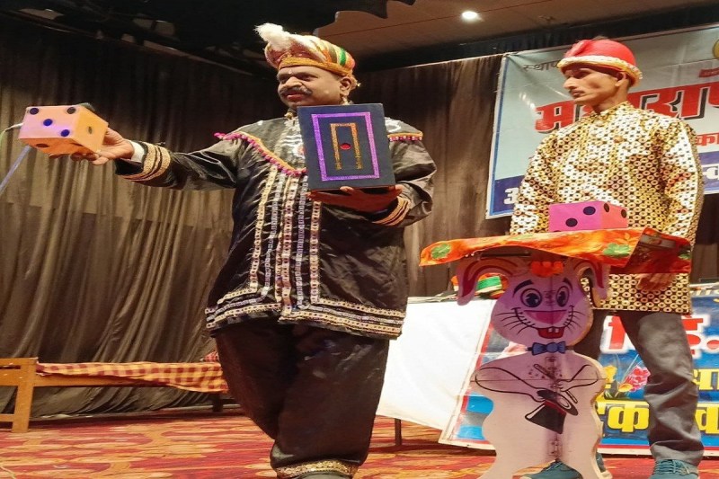 Raipur News: टैक्सी चलाने के साथ-साथ जादू भी दिखा रहे शांताराम, 23 सालों से अपनी कला से लोगों का दिल जीत रहे