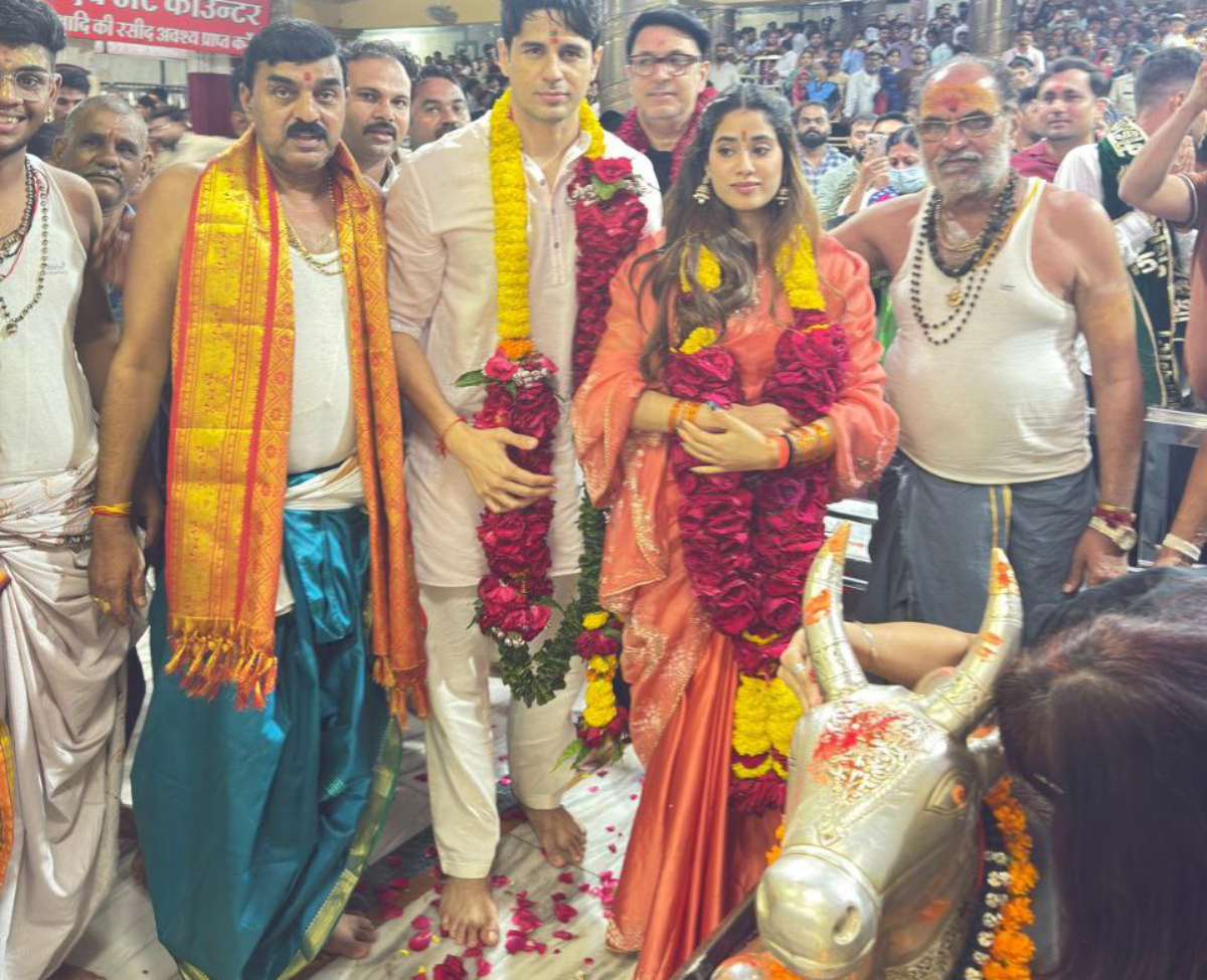Janhvi Kapoor sat meditating in Mahakal temple