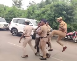 महाराष्ट्र: डिप्टी SP की दबंगई, मंत्री का काफिला रोकने पर प्रदर्शनकारी को कूदकर
मारी लात, अब फंसे मुश्किल में - image