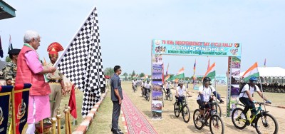 'एक भारत, श्रेष्ठ भारत के लिए साइकिल चलाओ' रैली में भाग लेते साइकिल चालक।