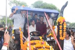 ज्योतिरादित्य सिंधिया खुद ट्रैक्टर चलाते पहुंचे युवक के घर, पूरा किया वादा… - image