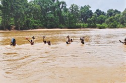 Kanker News: परिवार का पेट पालने जान हथेली पर रख नदी पार करने मजबूर गांव के लोग - image
