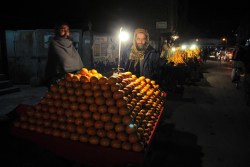 कराची के लोगों ने 50 घंटे बिजली गुल होने के खिलाफ किया विरोध प्रदर्शन किया,
सड़कें की बंद - image