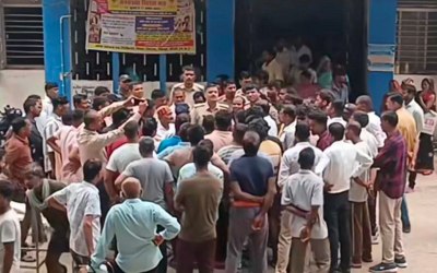 चुरहट के पचोखर में हादसा: पीडि़त परिजनों और ग्रामीणों ने किया हंगामा, दो की हालत गंभीर
