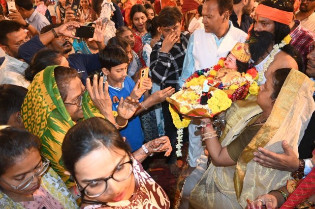 भगवान कृष्ण के जन्म पश्चात भगवान को मंदिर लाया गया। दर्शन को आतुर श्रद्धालु।