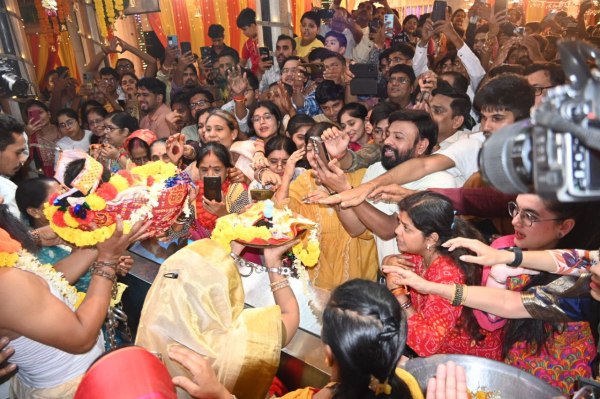 भगवान कृष्ण के जन्म पश्चात भगवान को मंदिर लाया गया। दर्शन को आतुर श्रद्धालु।