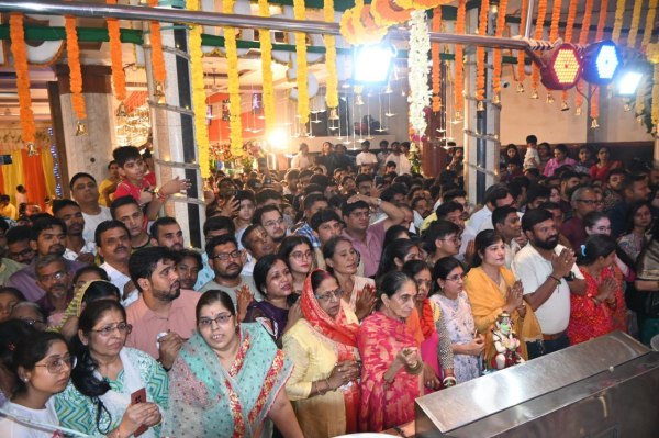 रायपुर के सदर बाजार स्थित गोपाल मंदिर में जन्माष्टमी के अवसर पर श्रीकृष्ण जन्मोत्सव में हिस्सा लेते श्रद्धालु।