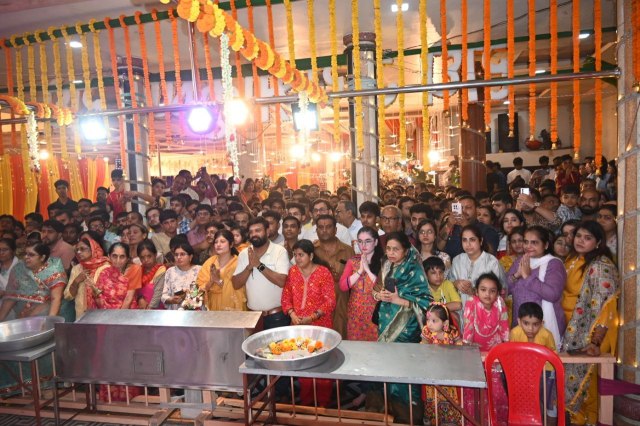 रायपुर के सदर बाजार स्थित गोपाल मंदिर में जन्माष्टमी के अवसर पर विशेष पूजा करते श्रद्धालु।