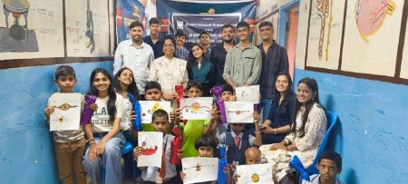 रक्षा बंधन के पावन पर्व पर शनिवार को हुब्बल्ली के प्रियदर्शिनी मूक बधिर विद्यालय में आयोजित चित्रकला प्रतियोगिता के विजेता प्रतिभागियों के साथ वर्धमान जैन किशोर मंडल के सदस्य।