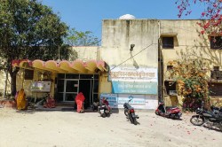 Kota: हाई स्पीड में बिजली के पोल से टकराई बाइक, MP के 2 लोगों की मौत; घटना स्थल
से शराब की बोतल बरामद - image