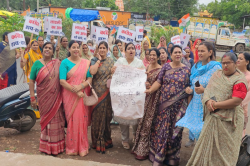 कांग्रेस नेता का विवादित बयान: कांग्रेस कार्यालय पहुंची महिलाएं, कहा- हिम्मत है
तो भरो हमें बोरे में… - image