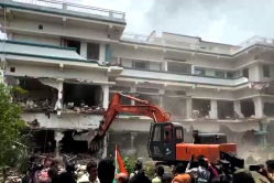 भोपाल में मछली परिवार की तीन मंजिला आलीशान कोठी पर चला बुलडोजर, भारी पुलिसबल
तैनात - image