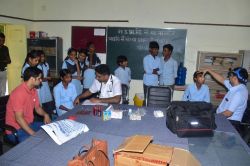 चिकित्सा शिविर में चिकित्सकों ने की विद्यार्थियों की स्वास्थ्य जांच, दी दवाइयां - image