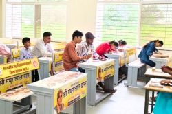 एमपी में ‘विधायक जी’ ने कॉलेज की हर बेंच पर लगवा दी अपनी तस्वीर, छात्र बोले- ये
कोई ‘महापुरुष नहीं…’ - image