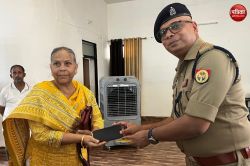 एक करोड़ के 296 मोबाइल फोन ढूंढकर असली मालिकों को लौटाए, लोगों के चेहरे खिले,
पुलिसकर्मी भी हुए सम्मानित - image