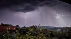 Monsoon Update: यूपी में मानसून की वापसी, इन जिलों में होगी ताबड़तोड़ बारिश, जानें
IMD लेटेस्ट अपडेट - image