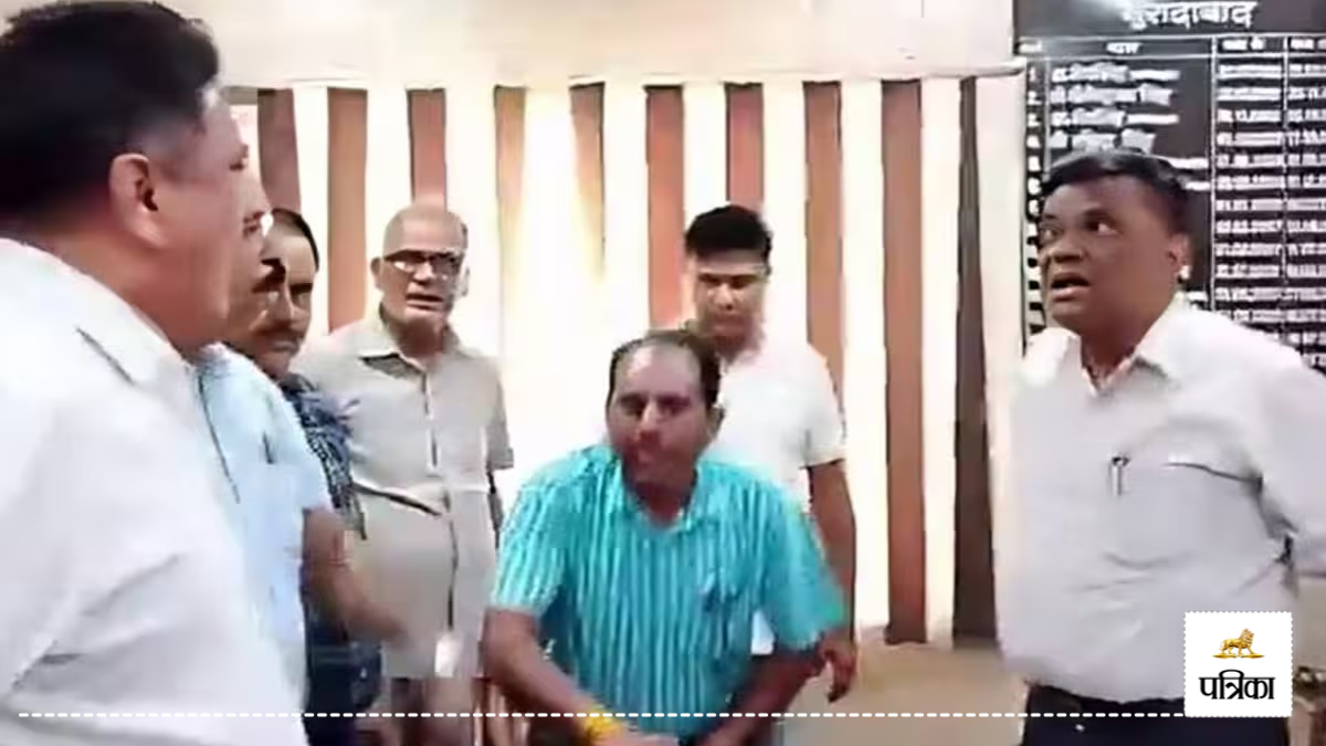 moradabad dios office teacher accountant fight viral video salary audit controversy