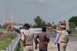 नागौर में केमिकल से भरा टैंकर पलटा, भीषण आग से मचा हड़कंप; दमकलों को दोबारा भरकर
लाना पड़ा पानी - image