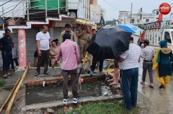 सावन के अंतिम सोमवार को बारिश बनी मुसीबत, बाइक समेत नाले में गिरे दो कांवड़िए,
टीम ने सुरक्षित बचाया - image