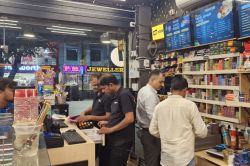 Cigarette Seizure: स्वास्थ्य विभाग की बड़ी कार्रवाई, जयपुर में छापा, बिना
चेतावनी वाली सिगरेट के सैकड़ों पैकेट बरामद - image