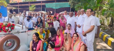 हुब्बल्ली में बाबा रामदेव के पालने के साथ प्रमुख सहयोगी बाबूलाल प्रजापत परिवार के सदस्य एवं प्रवासी समाज के लोग।