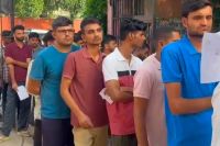 जयपुर स्थित एक परीक्षा केन्द्र पर पटवारी परीक्षा केन्द्र पर प्रवेश के लिए कतार में खड़े परीक्षार्थी।