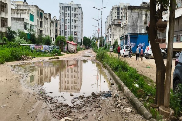 राजधानी जयपुर की सड़कों की हालत प्रदेश में सबसे बदतर हो गई है। चाहे बात पुरानी बस्तियों की हो या नई कॉलोनियों की, ज्यादातर इलाकों में सड़कों की स्थिति बेहद खराब है।