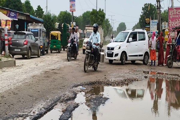 चौपड़ की गलियों, सांगानेर, सीकर रोड, मंगलम सिटी, रॉयल सिटी, जगतपुरा सहित शहर के 50 से ज्यादा इलाकों में गड्ढों से भरी सड़कें लोगों के लिए जानलेवा साबित हो रही हैं।