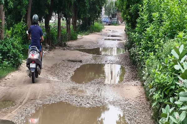 जर्जर सड़कों पर हर दिन छोटे-बड़े हादसे होते हैं, मगर जिम्मेदार विभागों को कोई फर्क नहीं पड़ता है। नगर निगम, परिषद, पालिका और पीडब्ल्यूडी जैसे विभाग एक-दूसरे पर जिम्मेदारी डालते रहते हैं। ऐसे में आमजन को खामियाजा भुगतना पड़ रहा है।