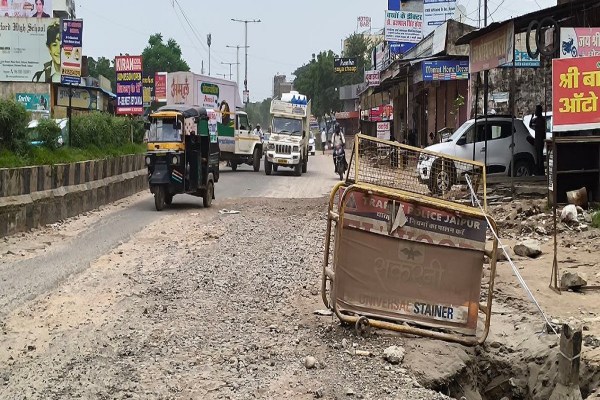 जयपुर शहर में हर साल सीवर, बिजली और पानी की पाइप लाइन बिछाने या मरम्मत के लिए करीब 5000 किलोमीटर सड़कों की खुदाई होती है। लेकिन इसमें से केवल 2500 किलोमीटर सड़कों की ही मरम्मत की जाती है, जबकि बाकी आधी सड़कें वर्षों तक गड्ढों और मलबे से भरी पड़ी रहती हैं।