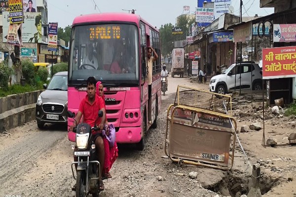 बारिश के मौसम में हालात और भी बदतर हो जाते हैं, जब पानी भरने से गड्ढे दिखाई नहीं देते और हादसे होना आम बात हो जाती है।
ये सड़कों का खराब हाल सिर्फ हादसों का नहीं, बल्कि सेहत का भी दुश्मन बन गया है।