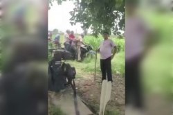 VIDEO: पुलिसकर्मियों पर महिला से अभद्रता का लगाया आरोप, थाने के सामने धरना - image