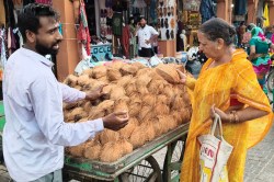 त्योहार पर रोजाना 4 लाख कच्चे नारियल की खपत, तिगुनी हुई बिक्री - image