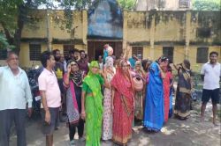 VIDEO: पानी की किल्लत से परेशान लोग पहुंचे जलदाय विभाग, किया विरोध-प्रदर्शन  - image