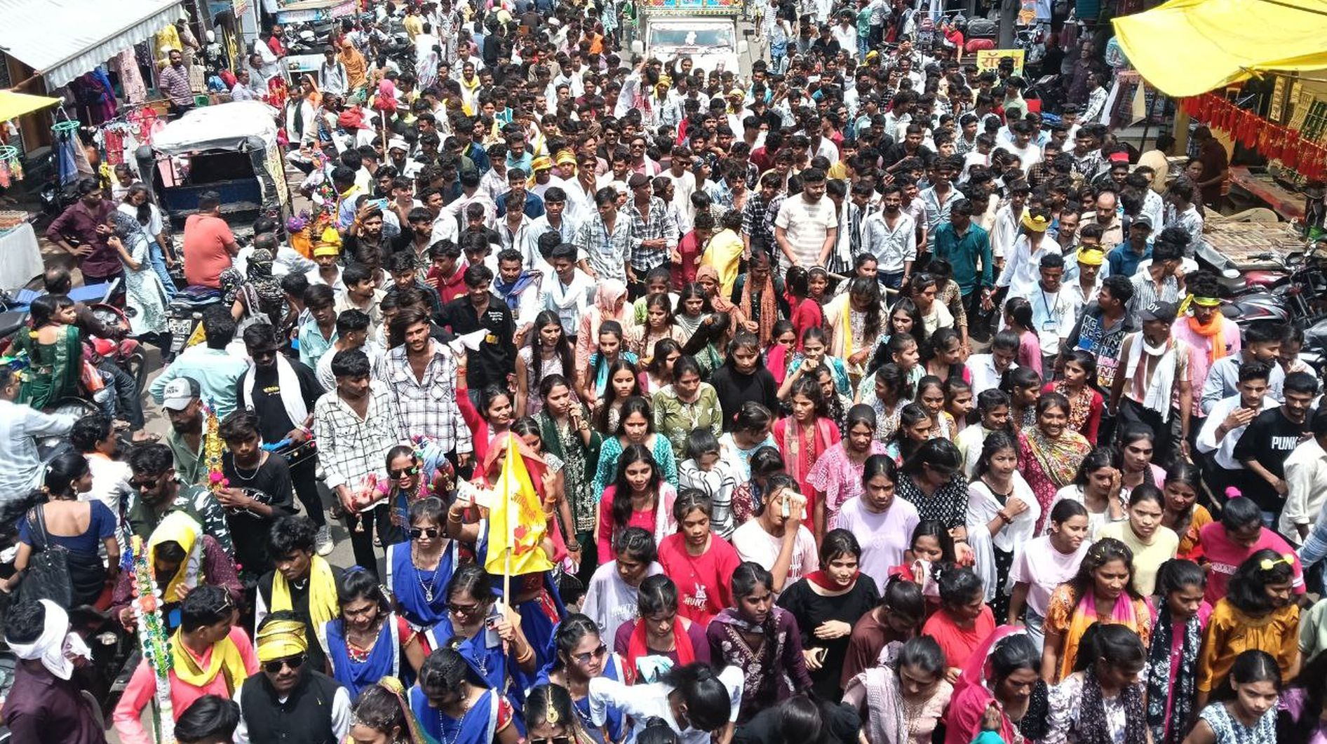 विश्व आदिवासी दिवस… वनवासी संस्कृति, पारंपरिक वेशभूषा में आदिवासी नृत्य करते निकले युवा