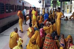 गोगामेड़ी मेले के लिए उमड़े श्रद्धालु, अलवर रेलवे स्टेशन पर रही भारी भीड़ - image