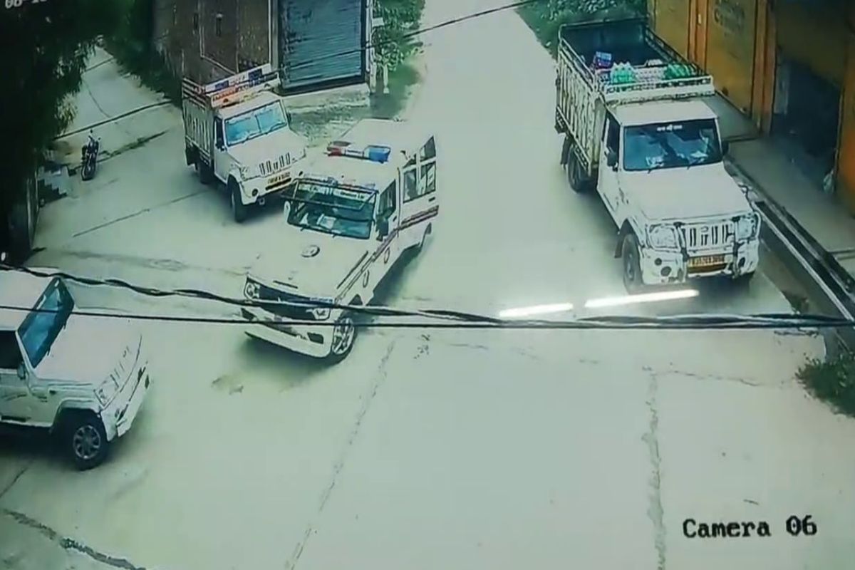 VIDEO: नीमराणा में फिल्मी स्टाइल में कैम्पर गाड़ी दौड़ाकर बदमाशों ने फैलाया
आतंक 