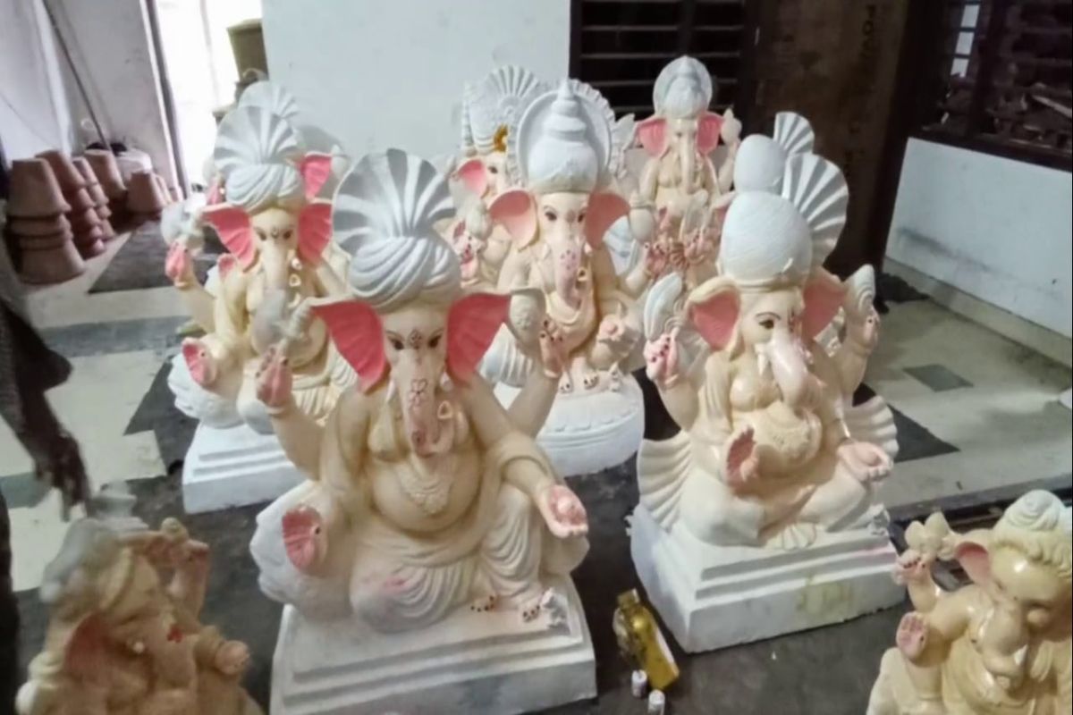 VIDEO: गणेश चतुर्थी की तैयारियां तेज, कारीगर सजा रहे हैं मिट्टी की प्रतिमाएं