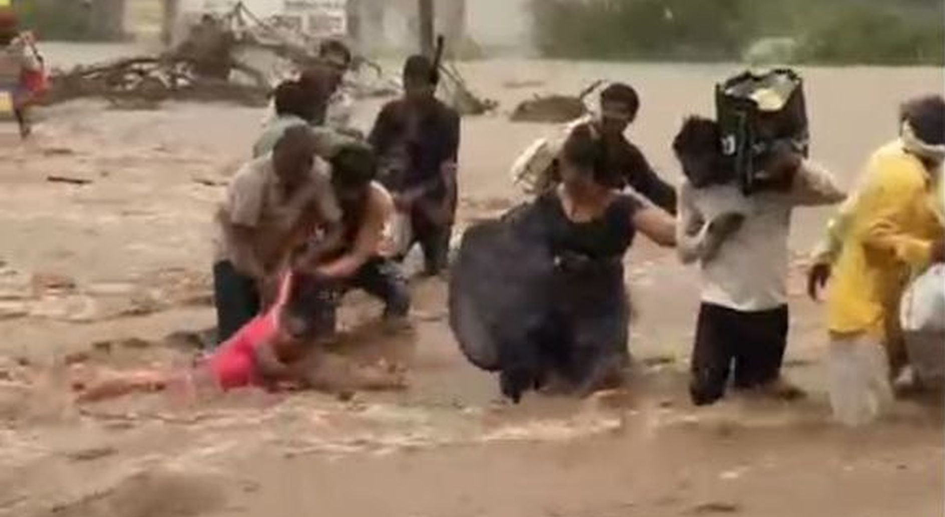 बारिश ने मचाई तबाही… कालमुखी में नाले में आई बाढ़, फंसे ग्रामीण, तीन महिलाएं बहीं, बचाया