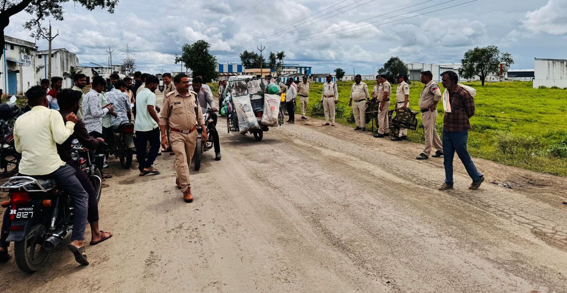 जर्जर रोड को लेकर बवाल… सिरपुर फटे के पास पीडब्ल्यूडी विभाग कर्मचारी पहुंचे गड्ढे भरने, ग्रामीणों ने रोका