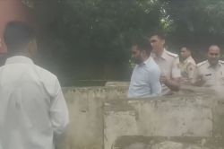 अंबेडकर की नई प्रतिमा लगाने की मांग पर हंगामा, पूर्व छात्रसंघ अध्यक्ष समेत कई
छात्र नेता गिरफ्तार - image
