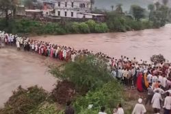 VIDEO: चार घंटे की मूसलाधार बारिश से बांध हुए लबालब, जान जोखिम डाल भर्तृहरि धाम
पहुंचे श्रद्धालु - image