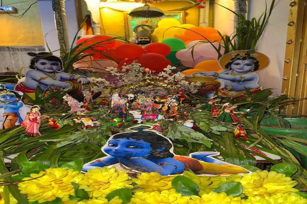 गलता गेट स्थित मंदिर श्री गीता गायत्री जी में पंडित राजकुमार चतुर्वेदी के सानिध्य में राधा अष्टमी महोत्सव धूमधाम से मनाया गया। मंदिर प्रवक्ता नीतीश चैतन्य चतुर्वेदी ने बताया कि पंचामृत अभिषेक के बाद मनोहारी झांकी सजाई गई।