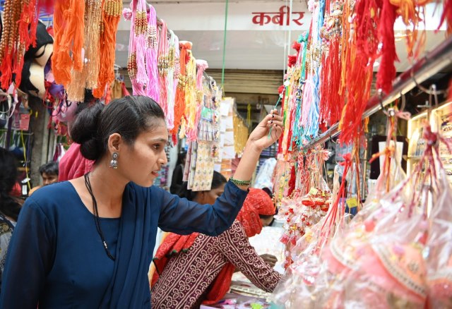 Rakshabandhan 2025: रंग-बिरंगी राखियों से सजा बाजार, राखी लेने पहुंची बहनें, देखें तस्वीरें 
